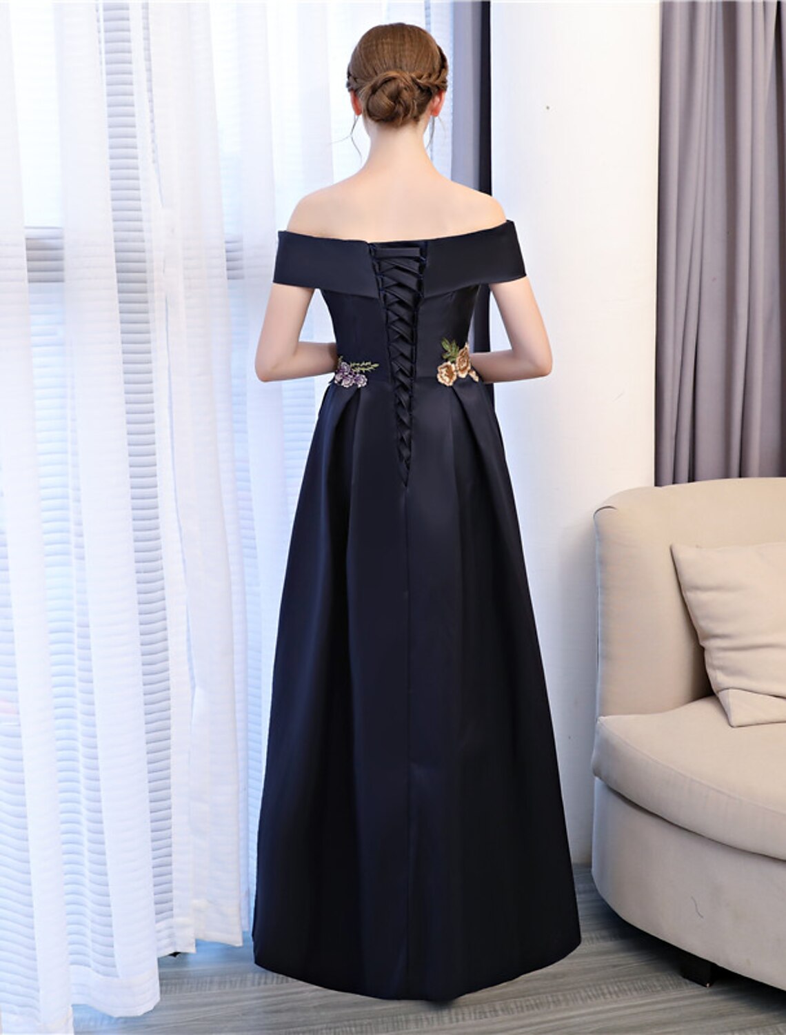 A-Linie Blumenkleid für Hochzeitsgäste, bodenlang, ärmellos, schulterfrei, Satin mit Stickapplikationen